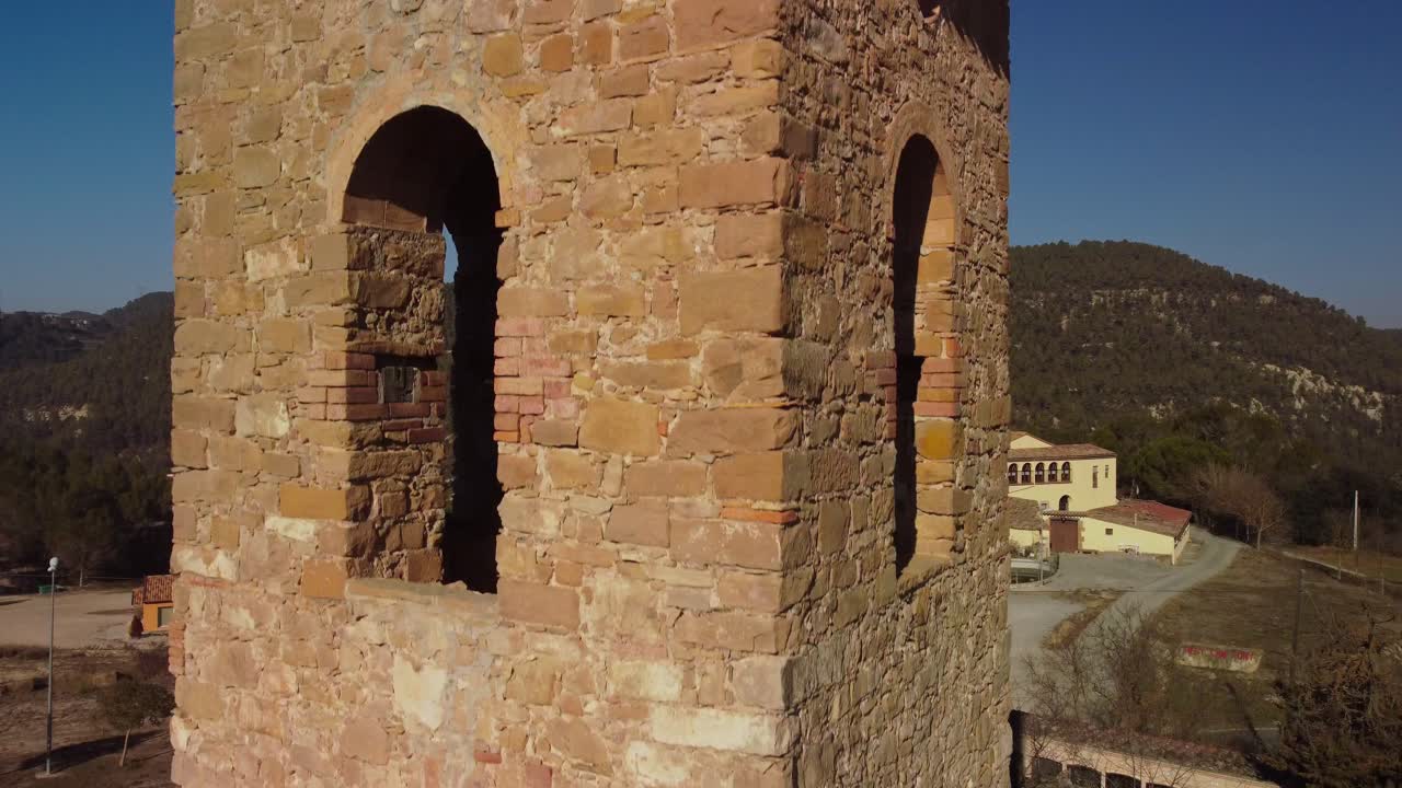 Torre in pietra con portale ad arco nella regione di Marganell a Barcellona, Spagna, in una giornata di sole