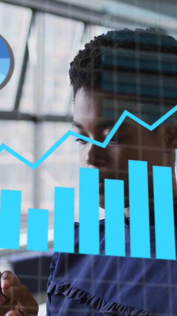 Vídeo vertical: Mulher usando o celular na mesa, abrindo interface gráfica de análise e exibindo gráficos para finanças.
