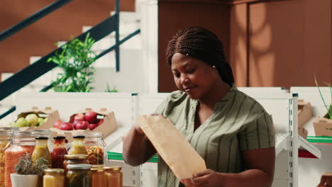cliente vertiendo un tipo de pasta en una bolsa de papel ecológico