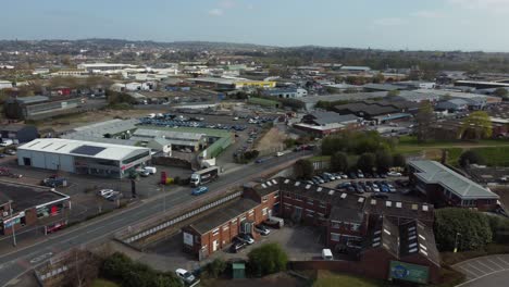 dron aéreo panorámico a través de casas de aldeas rurales y supermercados, essex, inglaterra