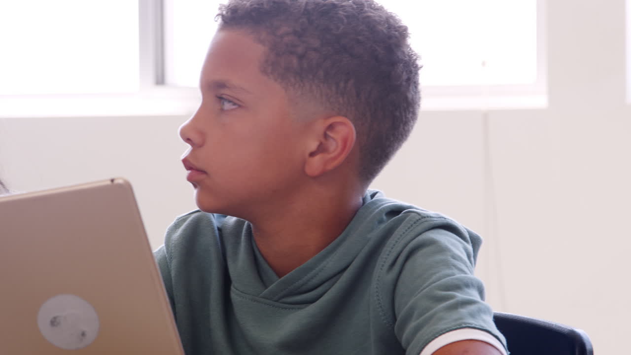 Bambini che usano tablet nella scuola elementare, primo piano
