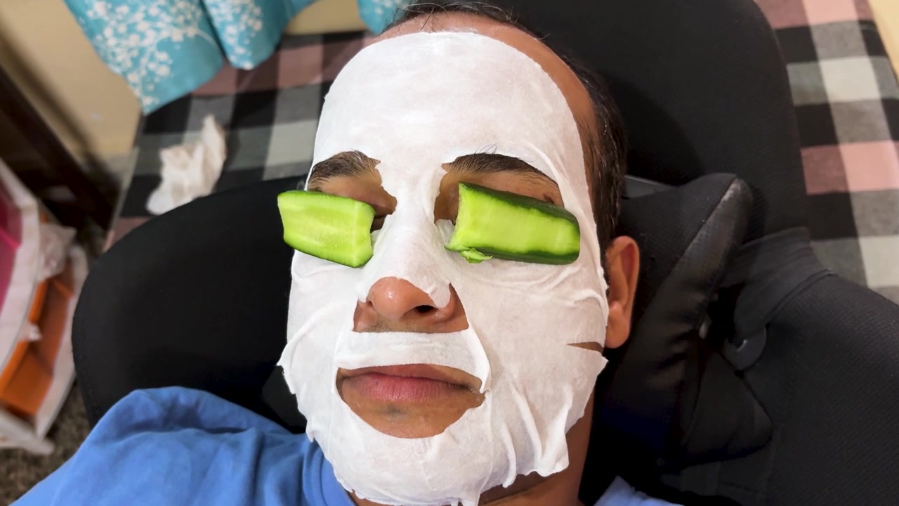 Spa-Behandlung zu Hause mit Tuchmaske und frischer Gurken-Augenpflege.