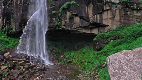 Vista-Aérea-De-La-Cascada-Jogini-En-Manali,-Himachal-Pradesh---Cascada-Jogini-Zumbante