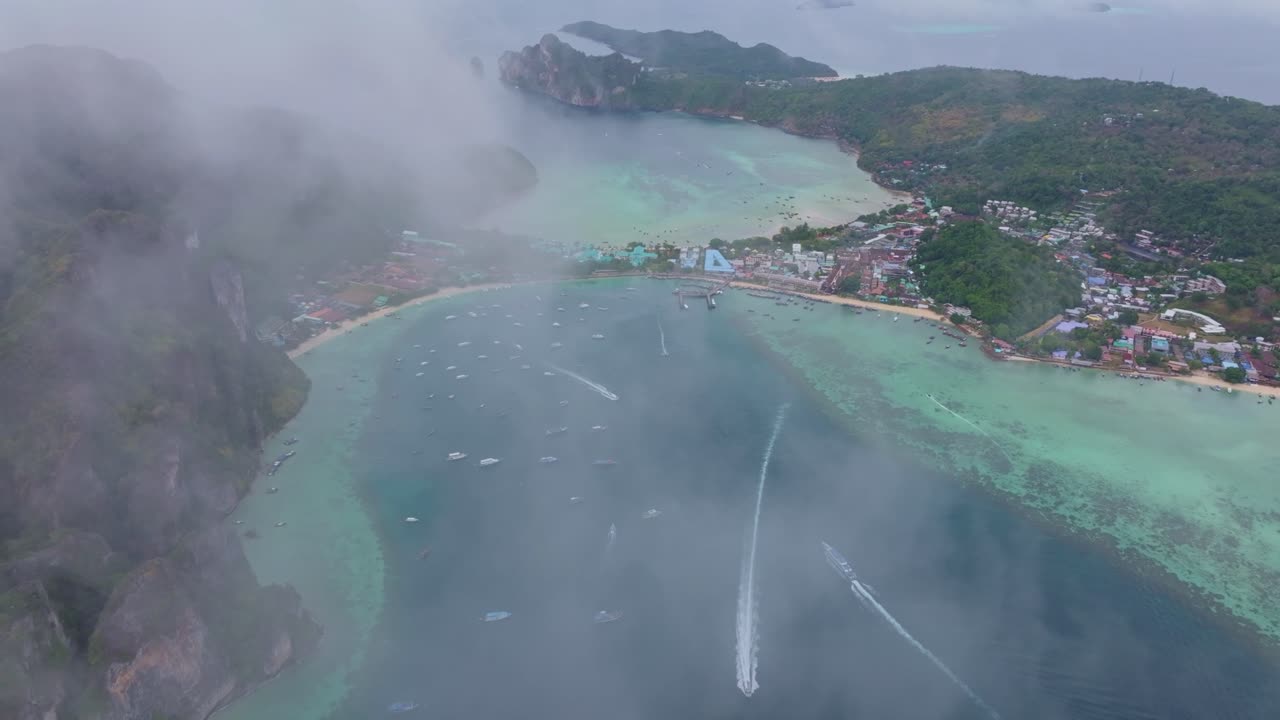 เกาะพีพีดอนโผล่ขึ้นมาจากทะเลอันดามันอย่างสวยงาม ประเทศไทย