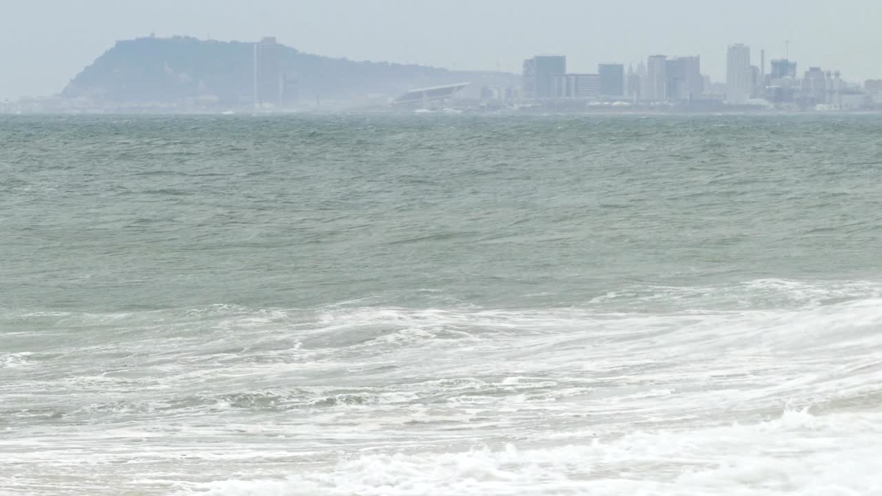 큰 파도, 강한 바람, 시야가 좋지 않습니다.