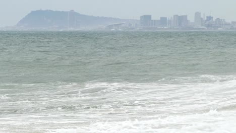 큰 파도, 강한 바람, 시야가 좋지 않습니다.