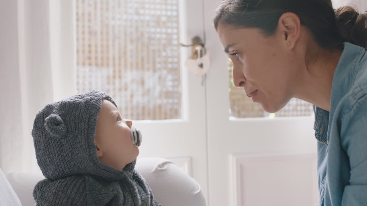 행복한 엄마는 아기와 놀고 재미있는 의상을 입고 사랑하는 엄마는 집에서 귀여운 유아와 즐기고 부모는 아이와 유대감을 형성하고 엄마의 보육을 즐긴다
