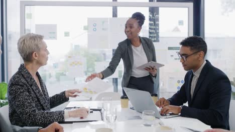 imágenes de video de 4k de una joven empresaria usando una tableta digital mientras da una presentación a sus colegas en una oficina