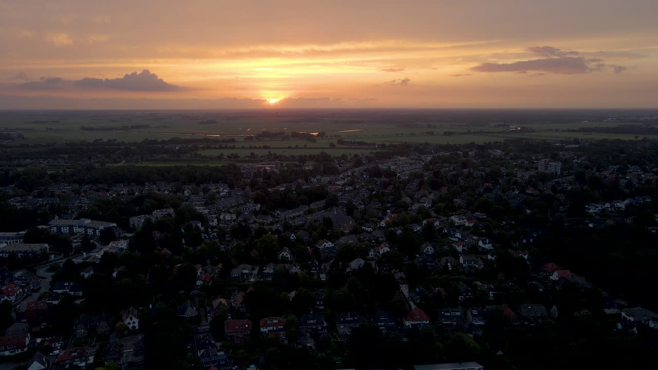 alta antena de pueblo pequeño y rústico al amanecer