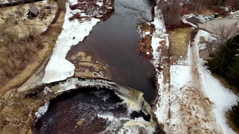 Malerische-Naturlandschaft-Luftaufnahme-Von-Estland-Jägala-Wasserfall-Jägala-Fluss