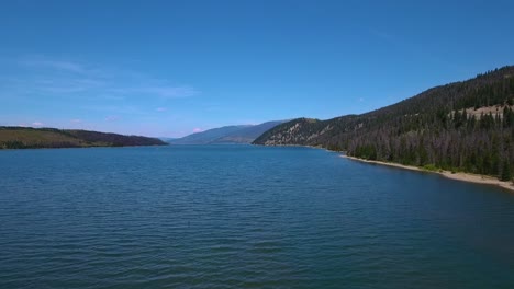 Vistas-Aéreas-Del-Hermoso-Embalse-Dillon-En-Colorado