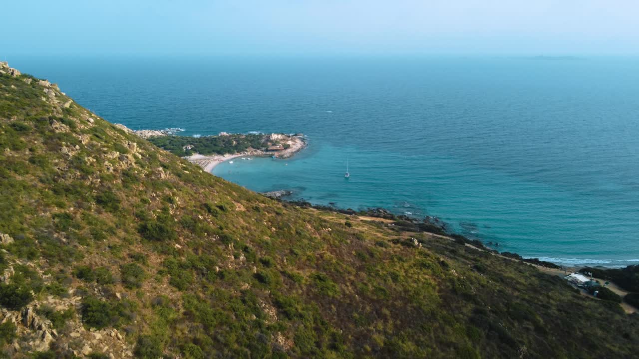 태양과 범선이 있는 이탈리아의 천연 모래 해변 해안 만에 있는 사르데냐 맑고 푸른 청록색과 잔잔한 물
