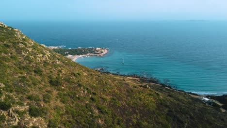 cerdeña azul turquesa claro y aguas tranquilas en una playa de arena natural bahía costera en italia con sol y velero