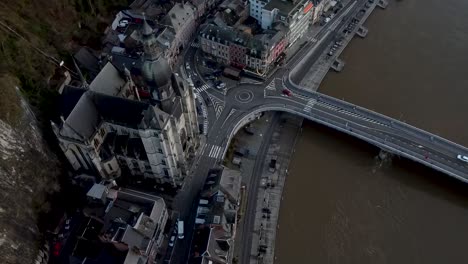 Toma-De-Drone-De-La-Iglesia-De-Dinant,-El-Puente-Charles-De-Gaulle,-El-Río-Mosa,-La-Iglesia-De-Notre-Dame-De-Dinant-Y-La-Ciudadela-En-La-Ciudad-De-Dinant,-Bélgica