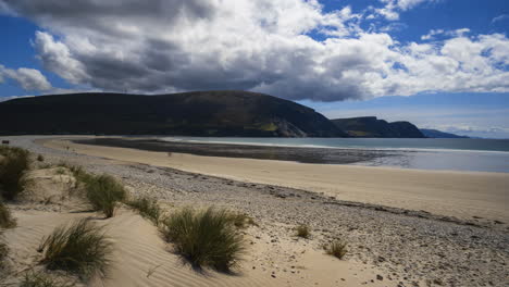 Zeitraffer-Des-Sonnigen-Sandstrandes-Im-Sommer-Auf-Dem-Wilden-Atlantikweg-In-Irland