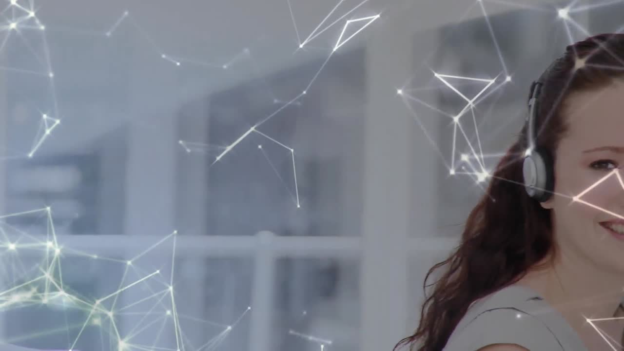animación de la red de conexiones sobre mujer de negocios con auriculares en la oficina