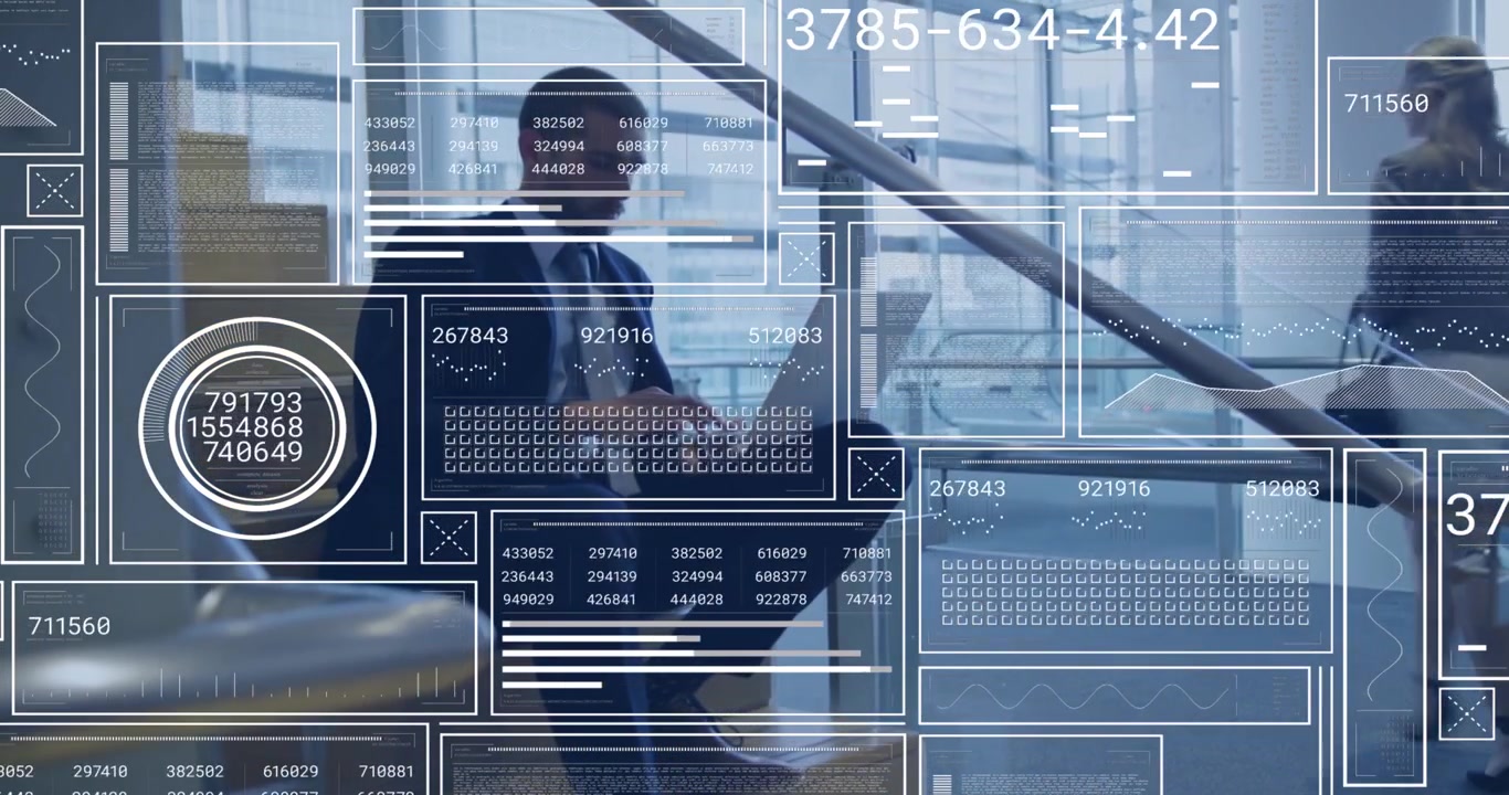 Forretningsperson sidder på en trappe og taster på en bærbar computer, HUD-diagrammer overlejres, kameraet trækker sig tilbage og afslører forbipasserende.