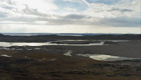 Cuerpos-De-Agua-Dispersos-Entre-El-Paisaje-De-Tundra