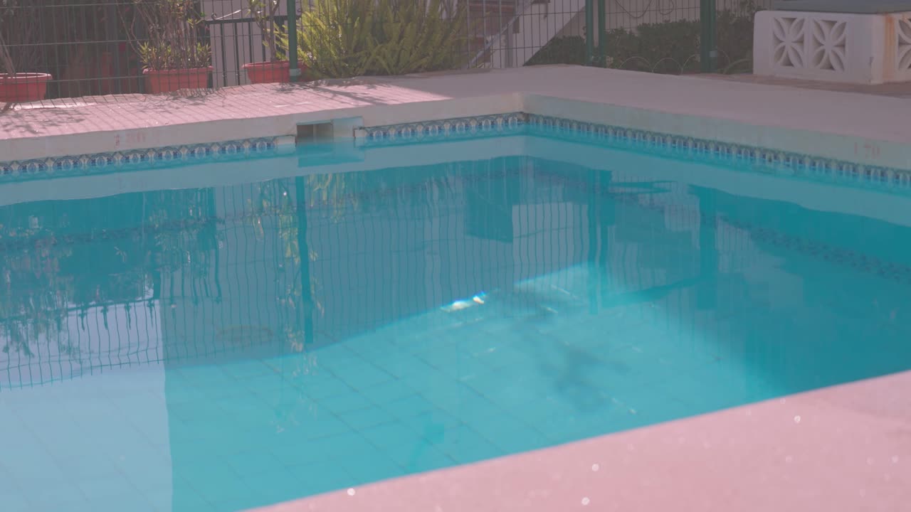 Fast optagelse af en tom swimmingpool