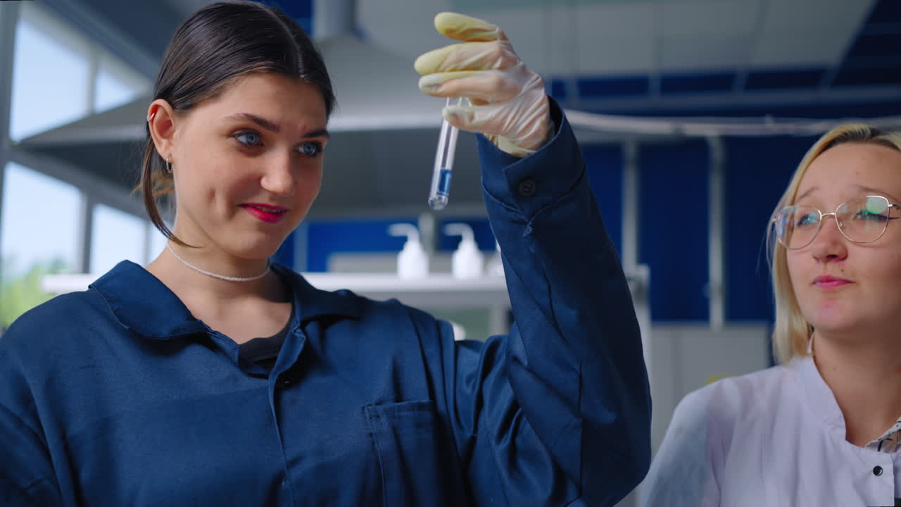 dos estudiantes realizando un experimento científico en un laboratorio