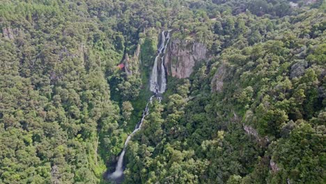 Close-up-to-a-95-meters-waterfall-in-the-middle-of-2-magic-Mexican-villages