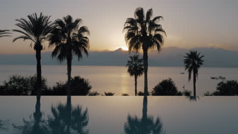 Piscina-Al-Aire-Libre-En-El-Resort-Y-Paisaje-Natural-Al-Atardecer-En-Turquía