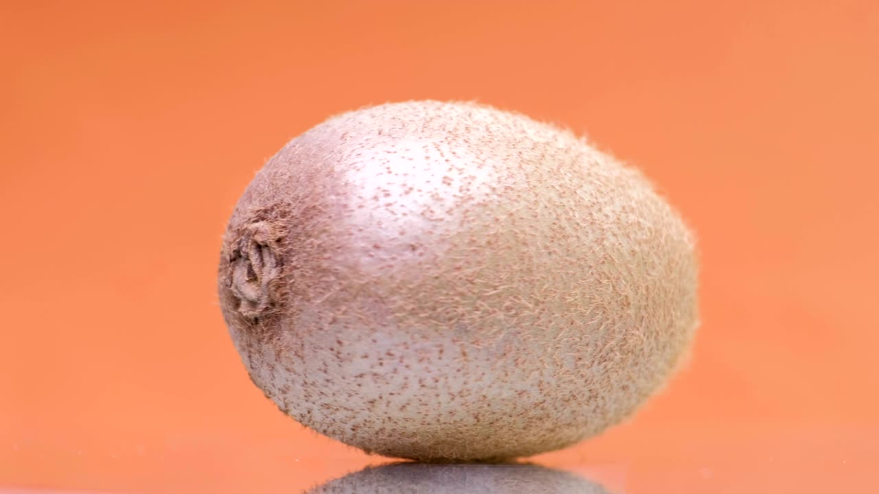 movimiento circular kiwi en un fondo amarillo