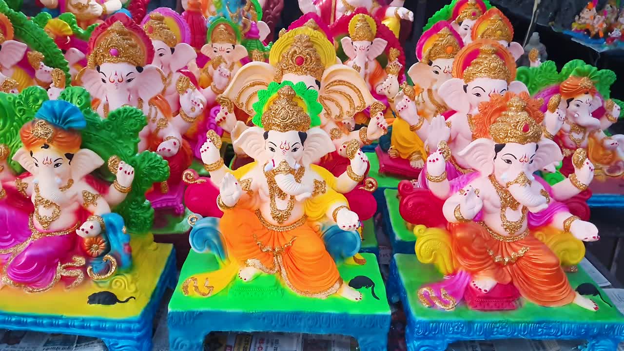 Idoli colorati di Ganesha esposti per la vendita durante il festival
