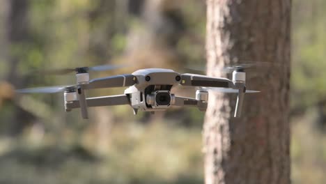 helicóptero no tripulado volando con cámara digital en el bosque
