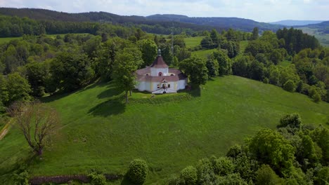 Creencia-En-Dios-Maravillosa-Vista-Aérea-Superior-Vuelo-Capilla-Redonda-En-La-Colina-De-La-Montaña,-Krumlov-República-Checa-Verano-2023