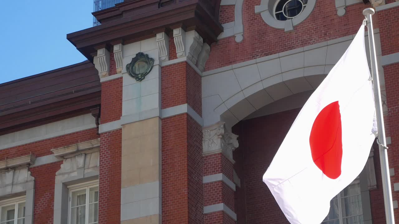 bandera de japón con fondo de edificio moderno de gran altura en tokio, japón