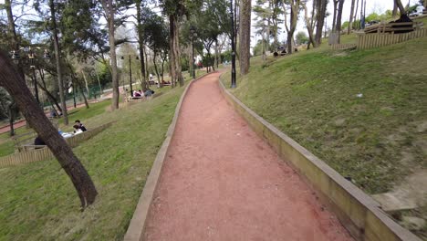 Parques-De-La-Ciudad-Con-Paseo-Temprano-En-La-Mañana,