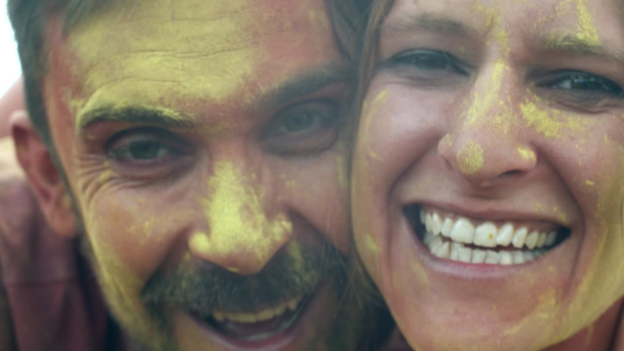 los turistas celebran el tradicional festival hindú de colores de las vacaciones