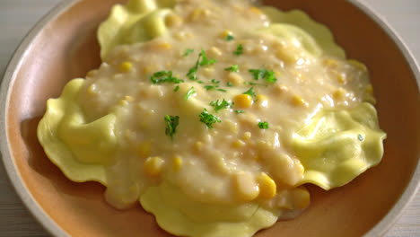 Pasta-De-Ravioles-Con-Salsa-De-Queso-De-Maíz