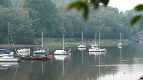 Barcos-De-Vela-En-El-Lago-Rudyard,-En-Staffordshire,-Reino-Unido