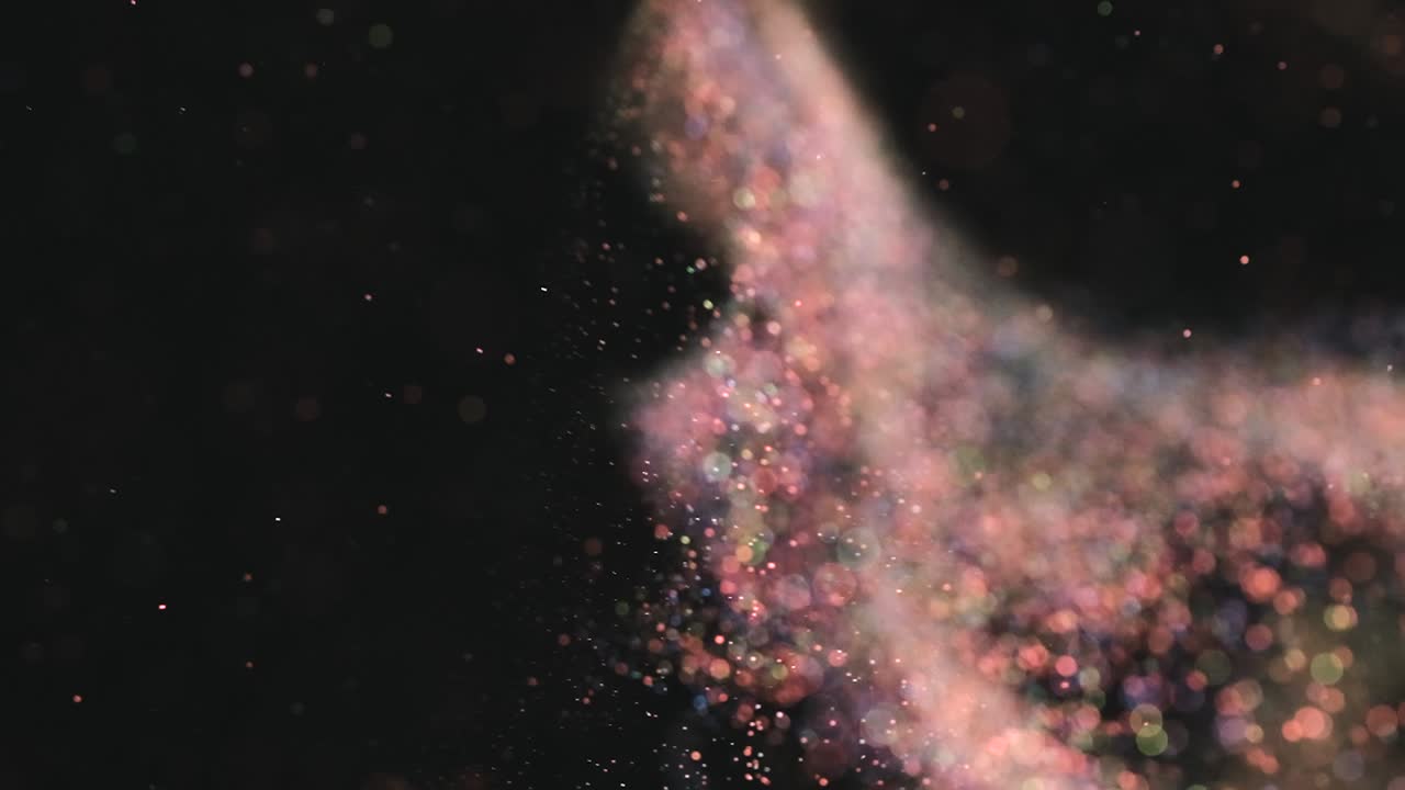 어두운 배경 위에 떠다니는 반이는 입자, 느린 동작