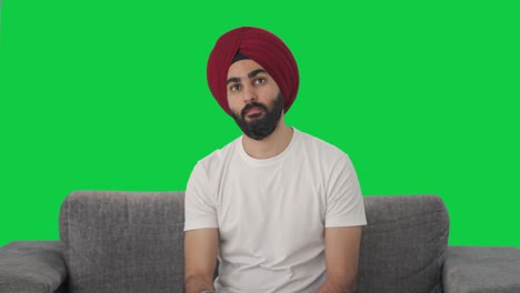 Ernsthafter-Indischer-Sikh-Indianer,-Der-Fernsieht,-Grüner-Bildschirm