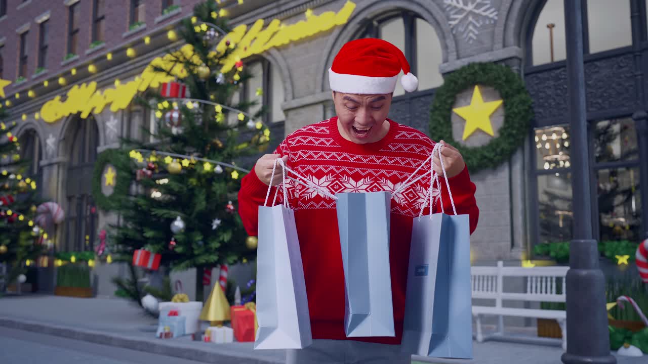 산타 의상을 입은 아시아인 남자가 쇼핑 가방을 열고 와우라고 말하고 크리스마스 밤에 서서 카메라에 미소 짓고 있습니다.