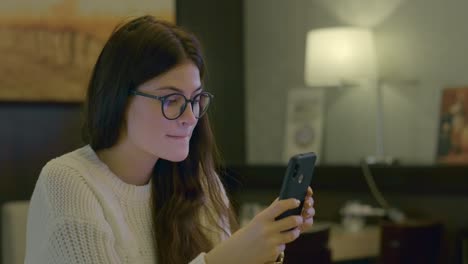 mujer usando un teléfono inteligente en un café