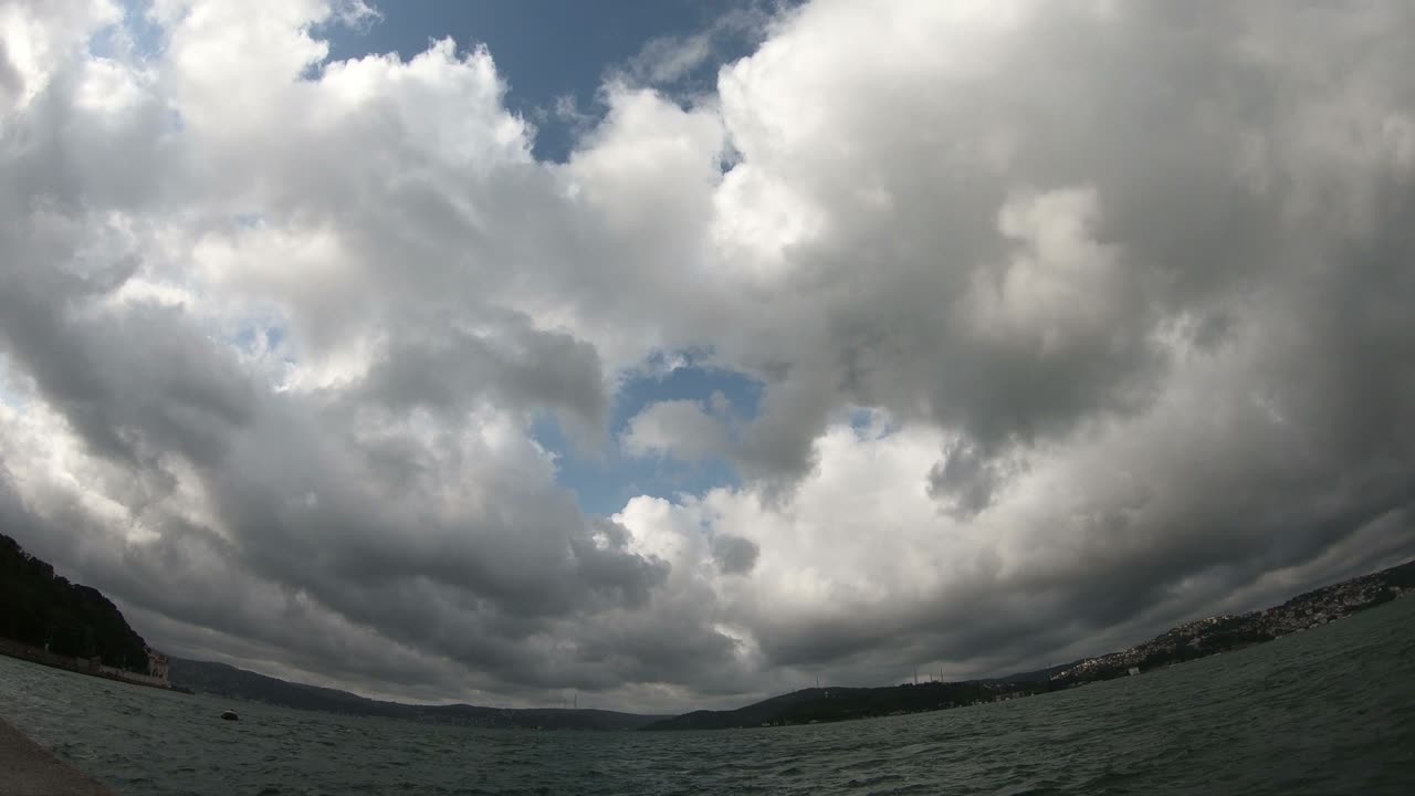 밝은 태양이 빛나고 구름 뒤에 드러나는 구름 풍경의 시간 경과.