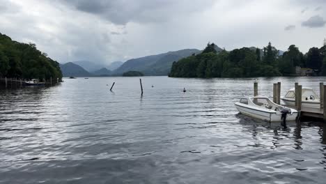 Escena-Tranquila-Y-Tranquila-Del-Lago-De-Agua-Derwentwater-Temprano-En-La-Mañana-1