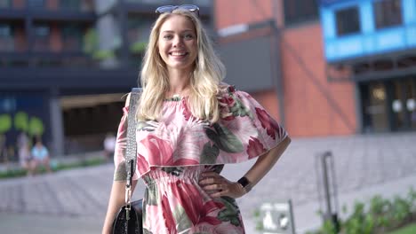 mujer sonriente en vestido floral
