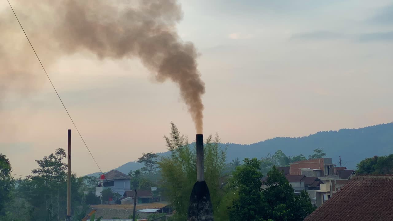 chimenea que emite humo negro