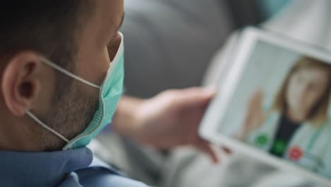 Video-De-Un-Hombre-Teniendo-Una-Videoconferencia-Con-Un-Médico.