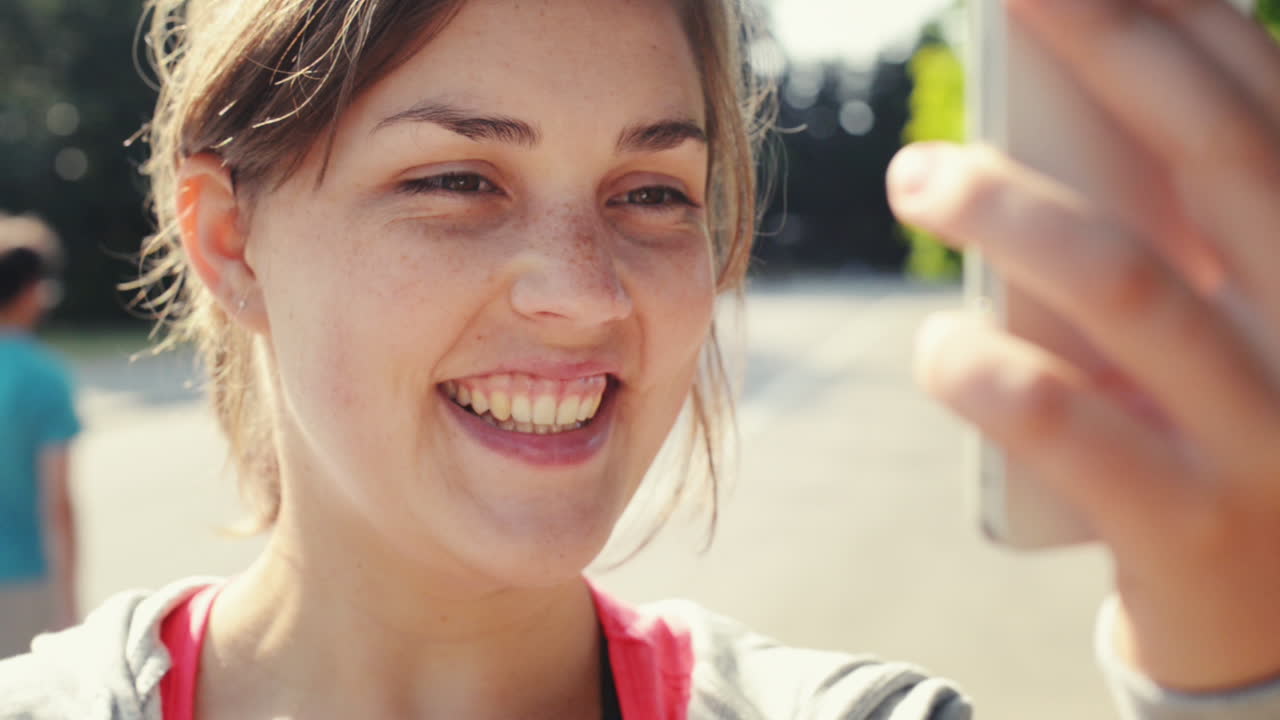 여성이 야외에서 자기 초상화를 찍고 사진을 공유하는 소셜 미디어