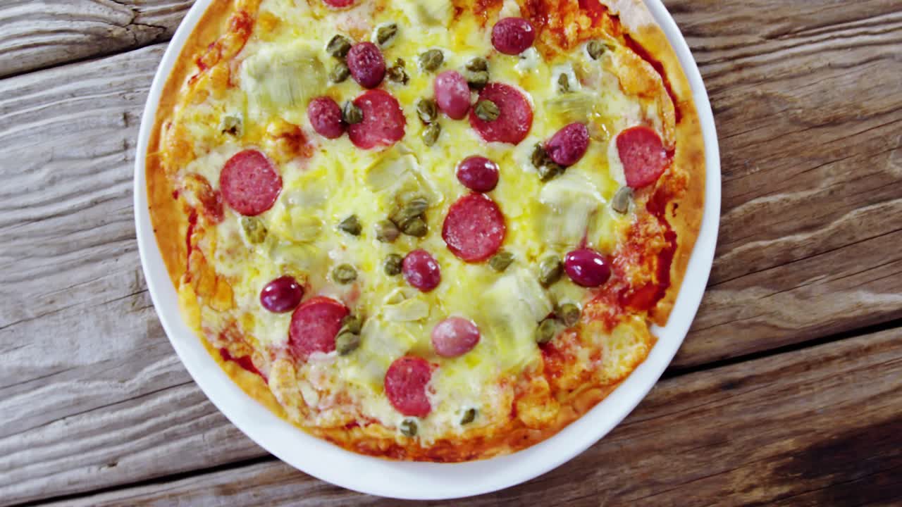 Pizza cotta al forno su piatto