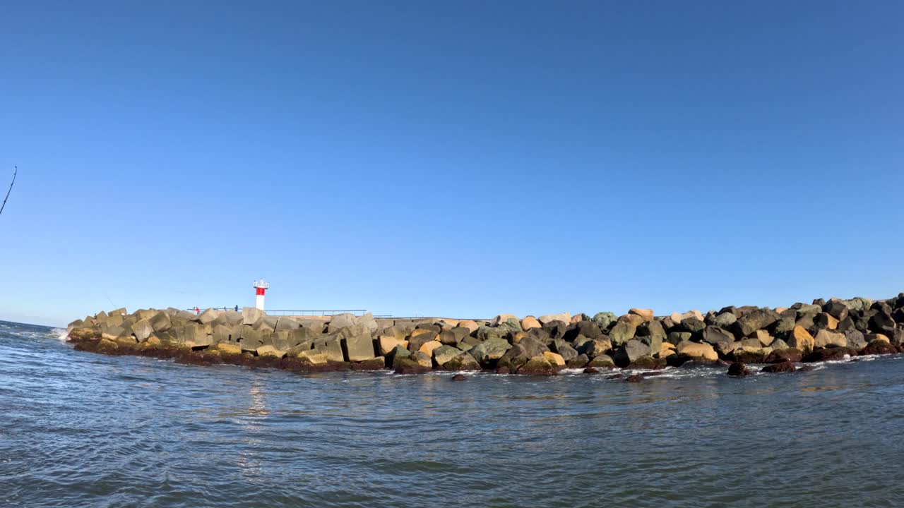 작은 등대가 있는 바위가 있는 해안선