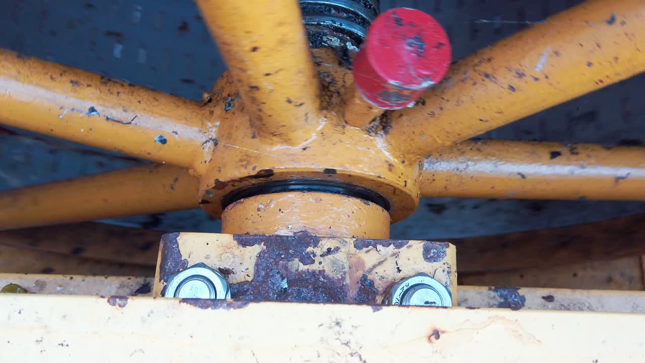 포도 프레스, 과일을 분쇄하는 대형 드럼 프레스, 현대 농업 기계, 클로즈업