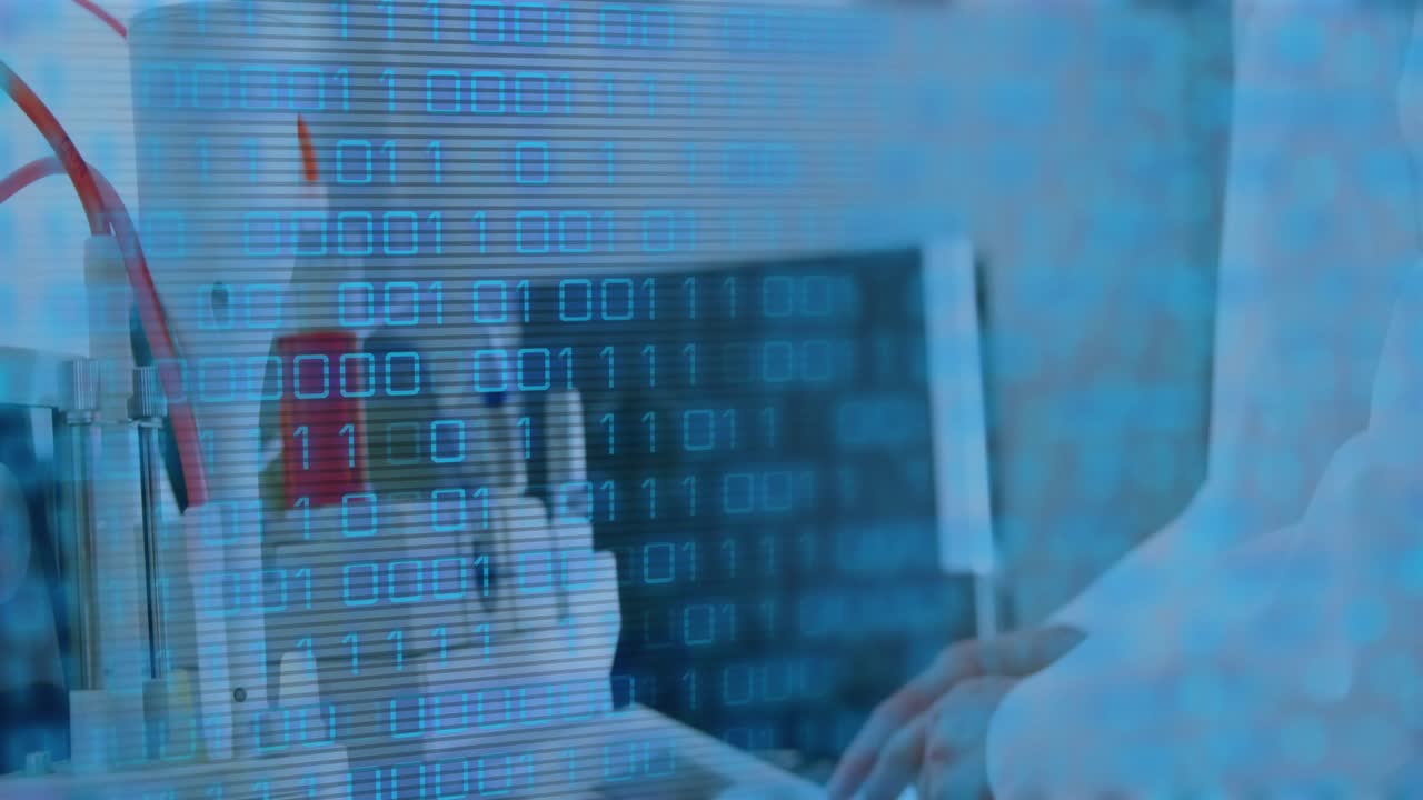 Старший ученый держит руку над лабораторным лотком, поднимает образцы и наблюдает за двоичными показаниями.