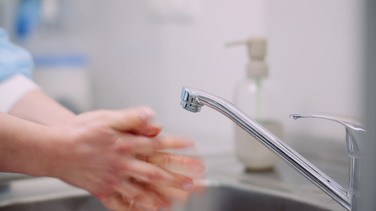 COVID-19 Coronavirus: Medico disinfetta le mani con gel germicida 8